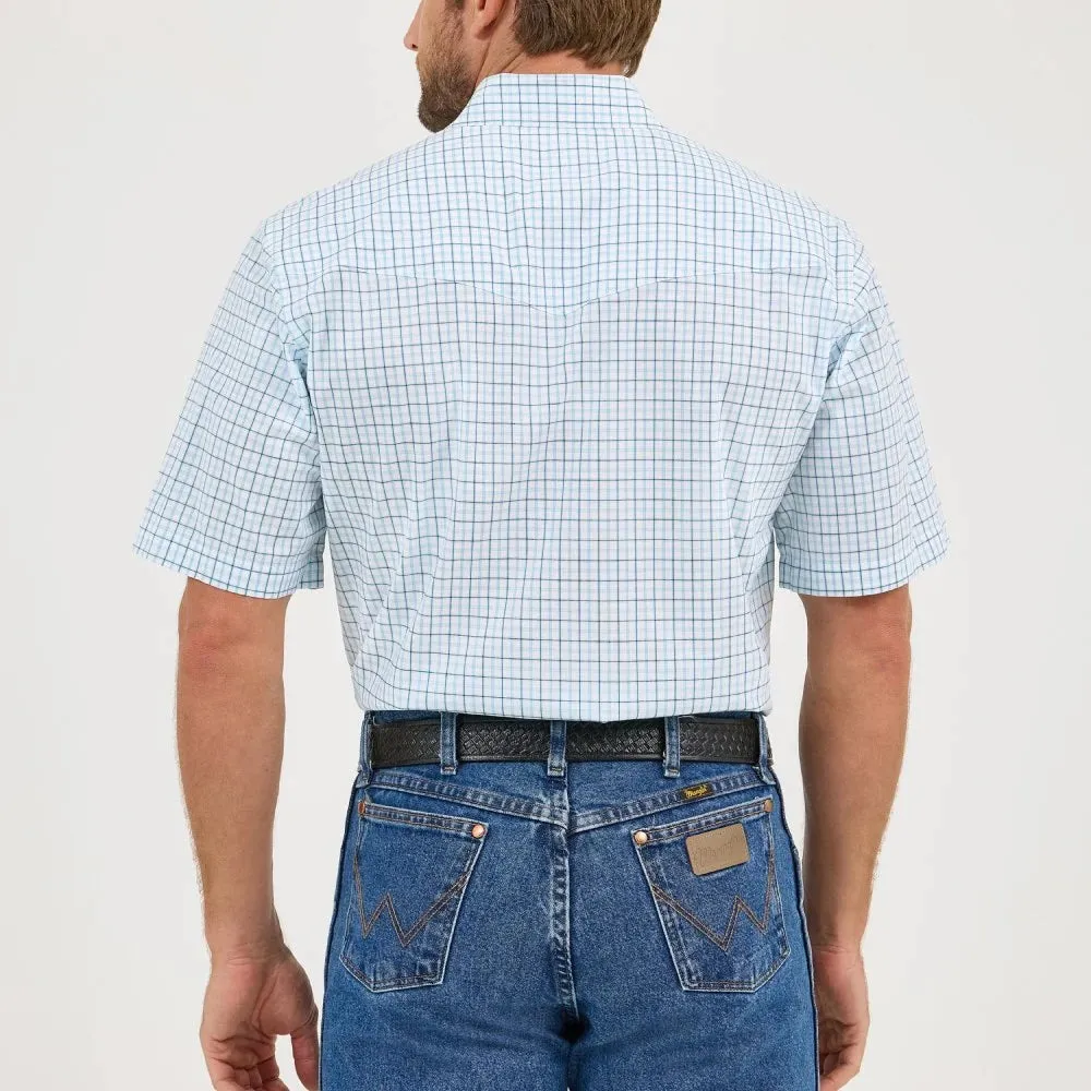 Wrangler Men's S/S Wrinkle Resist Checkered Plaid Western Snap Shirt in Blue & White